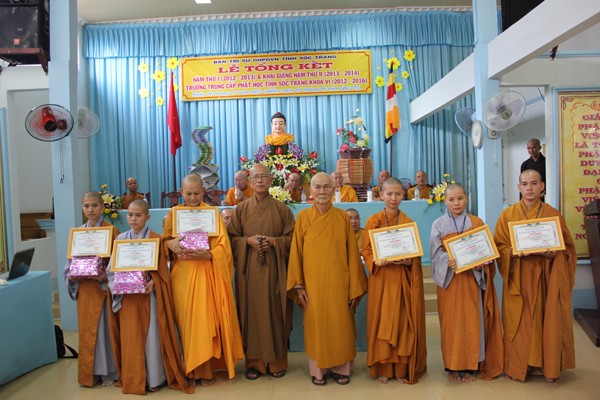Trường TCPH Sóc Trăng tổng kết năm học 2012-2013 ảnh 4 khen thuong gioi.jpg