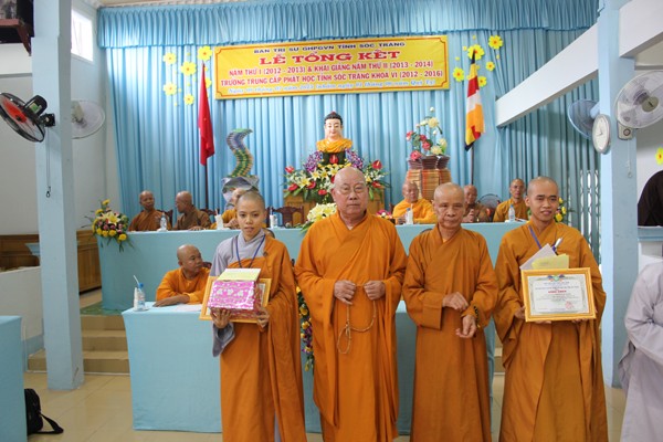Trường TCPH Sóc Trăng tổng kết năm học 2012-2013 ảnh 3 khen thuong xuat sac.jpg
