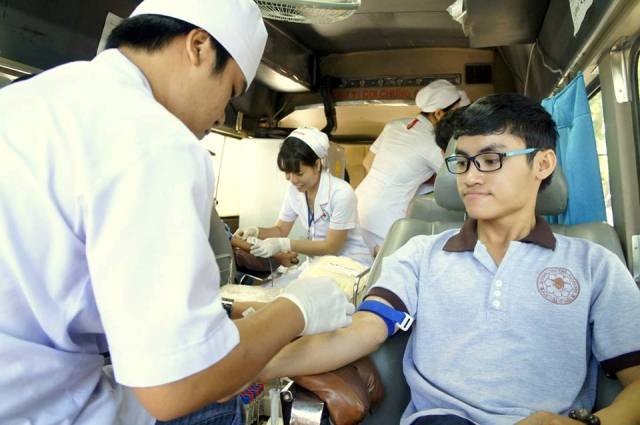 Hơn 50 Phật tử trẻ tình nguyện hiến máu ảnh 1 hien mau.jpg