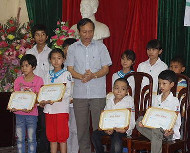 Trao 123 suất học bổng Lê Mộng Đào ảnh 1 hoc bong LMD phia Bac_lon.jpg