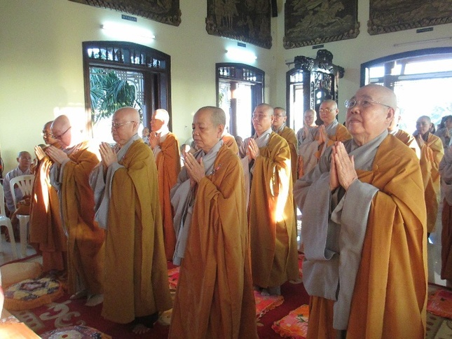 quý NT,NS lễ phật tại chùa Hòa Bình, Long An.jpg