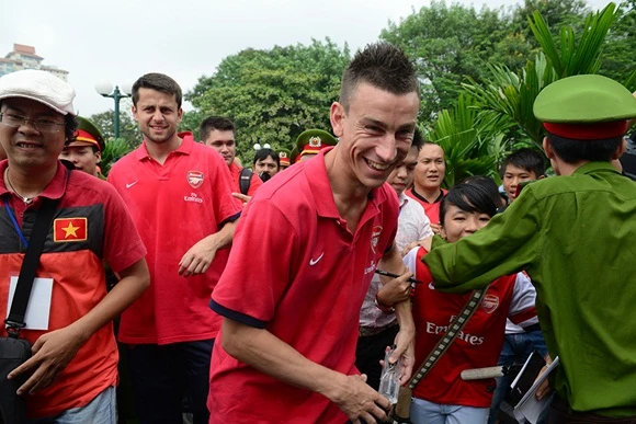 Vừa xuống xe, anh đã bị giật mình bởi một CĐV nữ níu tay lại