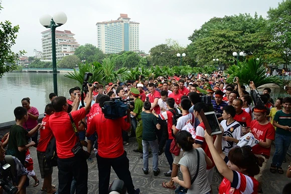 Phải nhờ đến sự can thiệp của lực lượng an ninh, ba cầu thủ Arsenal mới có thể vào chùa