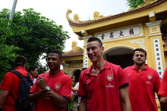 Cầu thủ Arsenal vui vẻ ngắm cảnh chùa