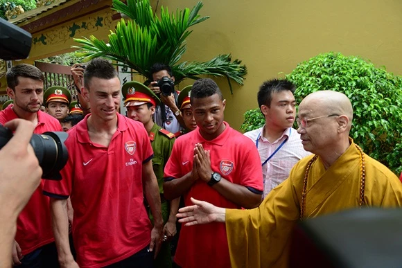 Sư trụ trì Thích Thanh Nhã giới thiệu sơ qua về chùa Trấn Quốc cho các Pháo thủ