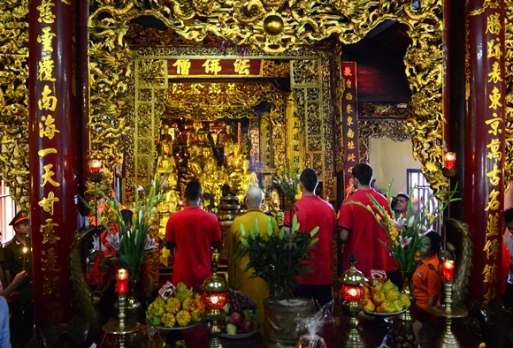 Ba cầu thủ thắp hương lễ bái tại chùa Trấn Quốc.