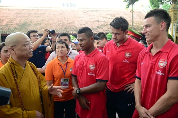 Các Pháo thủ tỏ ra khá lúng túng và phải nhờ đến sự giảng giải của sư trụ trì