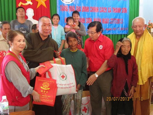 Tặng 400 phần quà cho người nghèo ảnh 1 pqkh2013-3.jpg