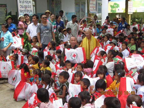 Tặng 400 phần quà cho người nghèo ảnh 2 pqkh2013.jpg