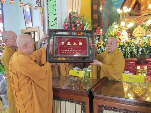 Lễ lạc thành Tổ đường chùa Xá Lợi ảnh 5 HT.Hi_n TU nh_n quà t_ H_CM H_TS T_.JPG