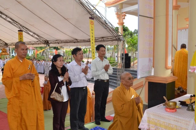 Quảng Nam: Khoá tu mùa hè lần 1 tại Núi Thành ảnh 1 TTT_3396_HT Thich Chi Dao, chu tang cung cac vi lanh dao chinh quyen niem huong trong le cau sieu.JPG