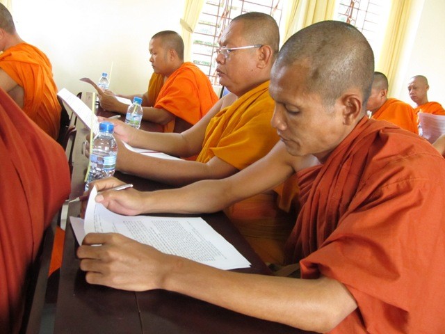 Sóc Trăng: Phổ biến pháp luật tới sư sãi, Phật tử ảnh 2 Tr_ trì c_a các chùa Ph_t giáo Nam tông Khmer tham d_ bu_i h_p m_t.jpg