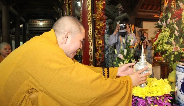 Chủ tịch Quốc hội dâng cúng xá-lợi Phật ảnh 5 chua Phat tich 4.jpg