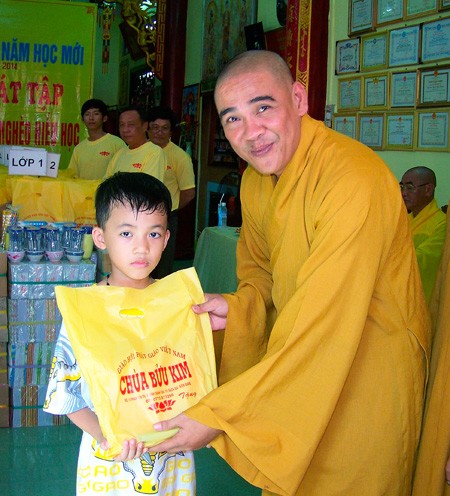 Chùa Bửu Kim tặng tập cho học sinh nghèo ảnh 1 bkpt-10.jpg