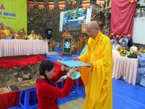 TP.Vũng Tàu: Chùa Từ Quang đặt đá đại trùng tu ảnh 3 SAM_2724.JPG