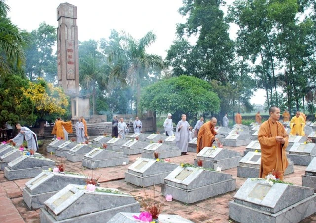 chu tang ni thap huong tai nghia trang xa Song Lo (Copy).jpg