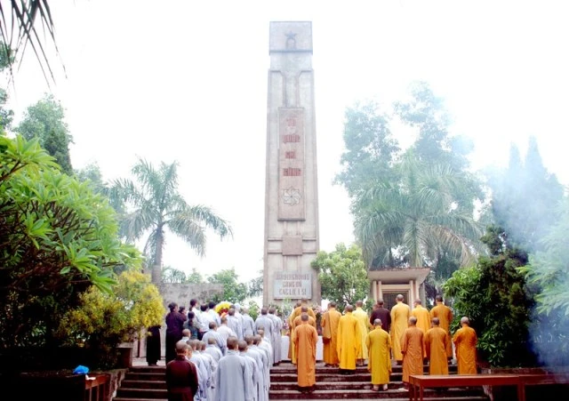 le dang huong tuong niem tai nghia trang xa song lo (Copy).jpg