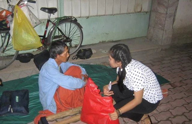 “Đêm ấm” đến với người vô gia cư ảnh 1 demam trao yeu thuong.jpg