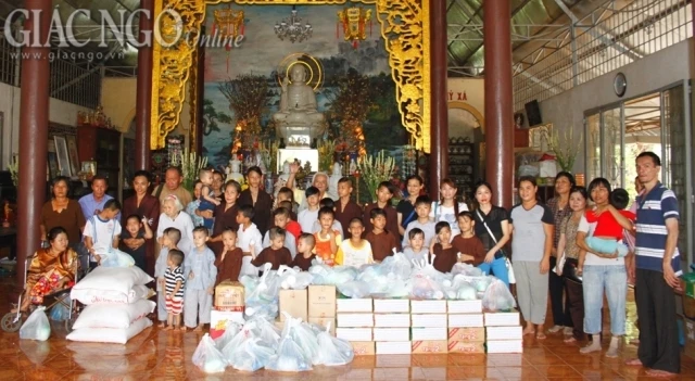 hinh tang qua.jpg