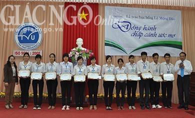 Trà Vinh: Trao 41 suất học bổng Lê Mộng Đào ảnh 1 trao hoc bong Tra Vinh_lon.jpg
