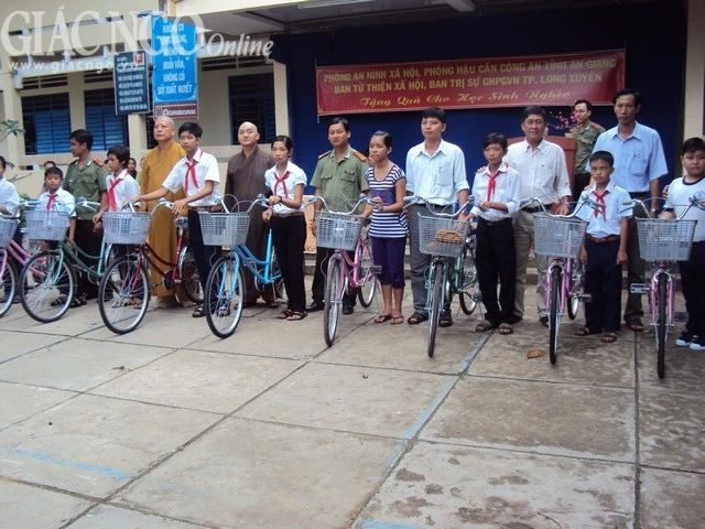 Tặng quà học sinh nghèo ảnh 1 h1.jpg