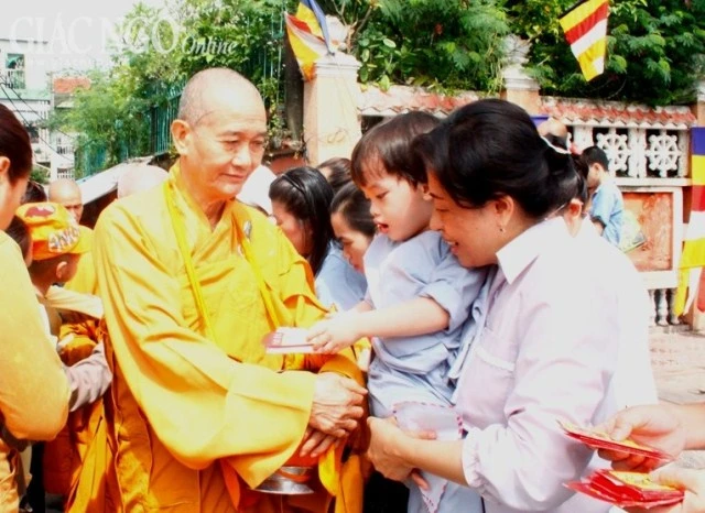 Lễ sớt bát, dâng y tại tổ đình Vạn Thọ ảnh 3 sotbat2.JPG