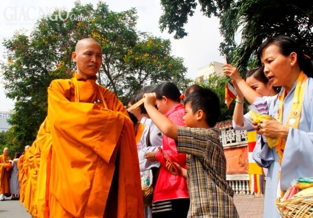 Lễ sớt bát, dâng y tại tổ đình Vạn Thọ ảnh 4 sotbat3.JPG