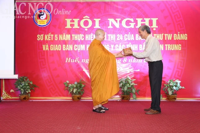 Cư sĩ Trần Đình Sơn hiến tặng tài liệu Đông y ảnh 1 Hue 3.jpg