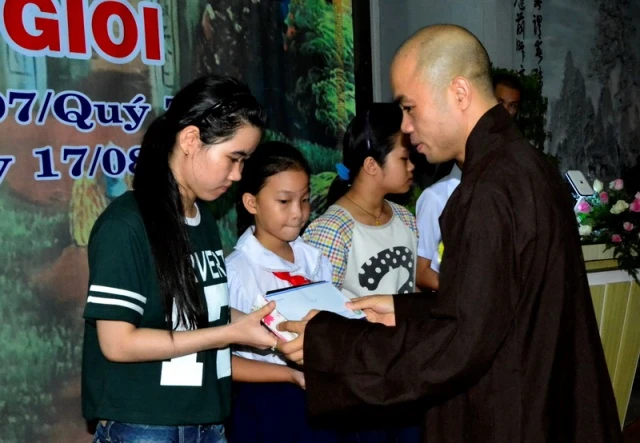 PG Q.Hải Châu đón Vu lan bằng trao học bổng ảnh 4 wpg Hai Chau5.jpg