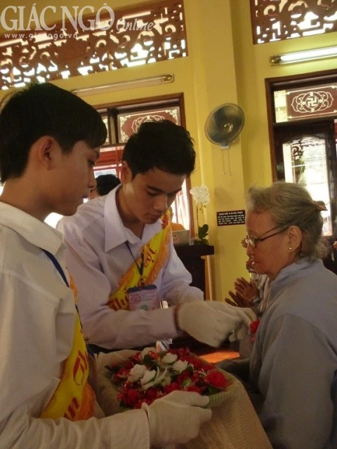Lễ cài hoa hồng tại chùa Bửu Đà ảnh 3 buu da09.jpg