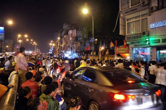 Chùa Phúc Khánh cũng rất đông, dòng người tràn ra đường Tây Sơn, đứng trên cầu vượt Ngã Tư Sở. Ảnh: An Hoàng Thành.