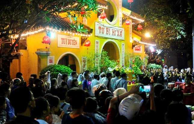 Đến 7h tối, khu vực chùa Quán Sứ đông nghịt người đến làm lễ, trái ngược với hình ảnh vài người vào cuối giờ chiều. Ảnh: An Hoàng Thành.