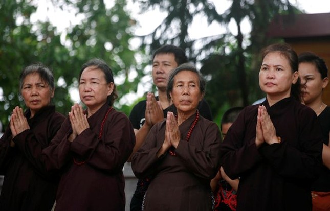 Phật tử chắp tay bái cùng sư trụ trì đọc Kinh Phật. Mùa Vu Lan để cho những người còn sống báo trọn chữ Hiếu, tưởng nhớ ơn sinh thành của Cha mẹ. Phật tử chắp tay bái cùng sư trụ trì đọc Kinh Phật. Mùa Vu Lan để cho những người còn sống báo trọn chữ Hiếu, tưởng nhớ ơn sinh thành của Cha mẹ.