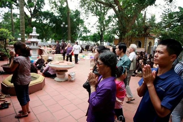 Anh Thành cùng gia đình đến chùa Trấn Quốc làm lễ, cầu nguyện