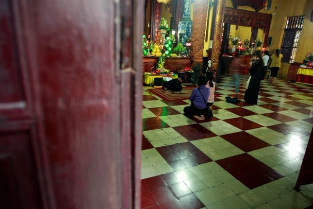 5h chiều bên trong chùa Quán Sứ khá vắng người.