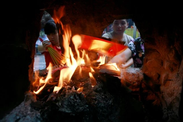 Hóa vàng mã tại chùa Quán Sứ