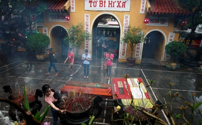 Trời mưa to nhưng nhưng nhiều người vẫn về chùa Quán Sứ chiều nay. Cách đây một tuần, ngôi chùa đã đông người đến làm lễ Vu Lan.