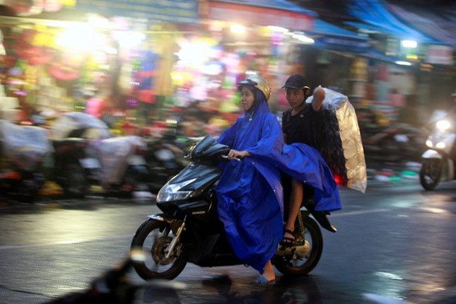 7h tối, mặc dù trời mưa nặng hạt nhưng trên Hàng Mã vẫn có người đi mua đồ 7h tối, mặc dù trời mưa nặng hạt nhưng trên Hàng Mã vẫn có người đi mua đồ