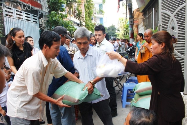 Chùa Long Thạnh, nhóm Sen Vàng tặng quà Vu lan ảnh 1 NHOM SEN VANG.jpg