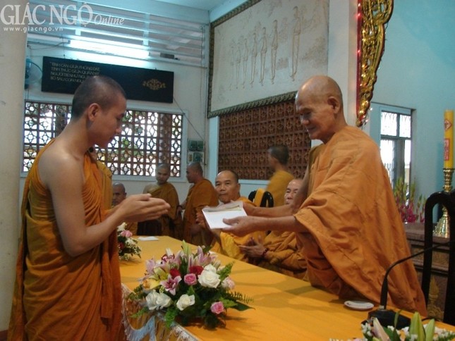 Hệ phái Khất sĩ trao học bổng cho Tăng Ni sinh ảnh 2 hb (2).jpg