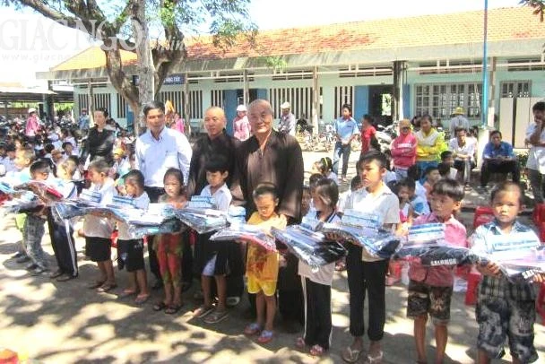 100 phần quà cho học sinh nghèo ảnh 1 ct.jpg