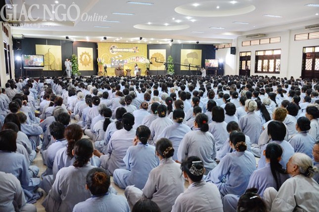 Hơn 2.500 Phật tử nghe Việt Trinh chia sẻ ảnh 2 Viet Trinh 2.jpg