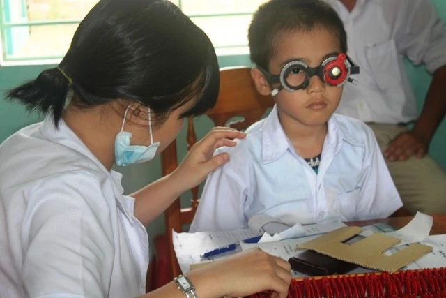 Các em ___c khám m_t và _o m_t.jpg