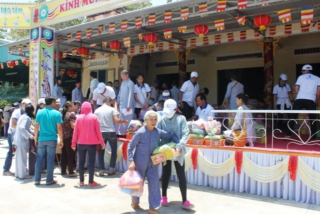 Phát quà cho bà con nghèo.jpg