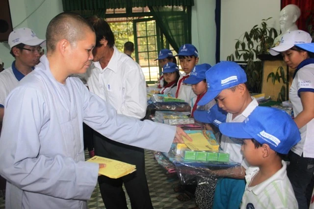 S_ Cô Hu_ __c t_ng quà và h_c b_ng h_c sinh nghèo.jpg