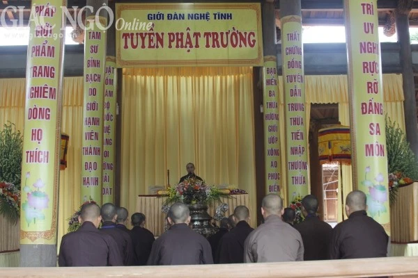 Giới tử Giới đàn Nghệ Tĩnh lắng nghe giáo giới ảnh 1 giaogioi200.jpg
