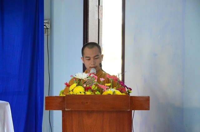 Dai dien TNS lop cao dang phat bieu cam nghi tot nghiep.JPG