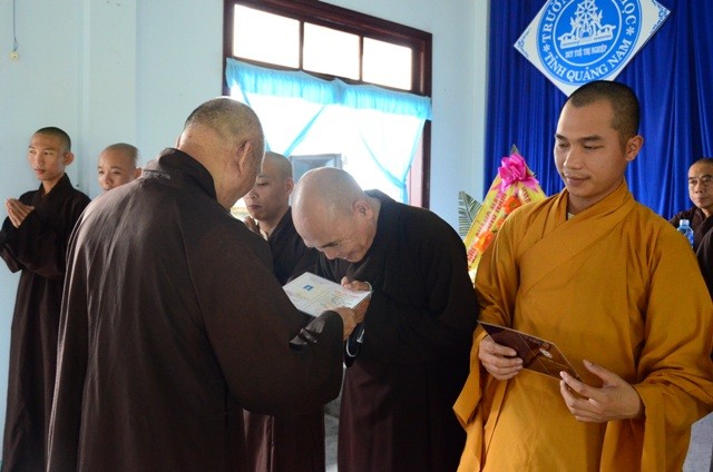 HT Thich Chí Đạo  UVHDTS Pho BTS trao bang tot nghiep.JPG