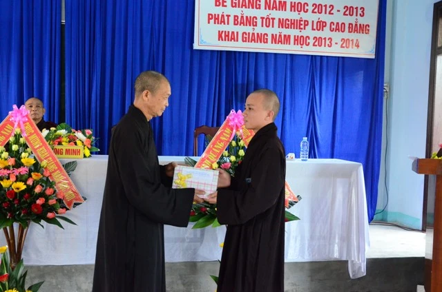 HT Thich Thien Thành_UVHDTS_Pho BTS tang qua Tang Sinh co hoc luc gioi.JPG