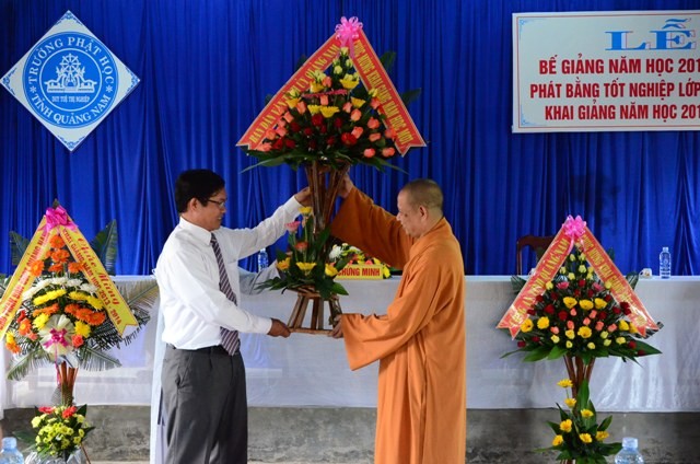Ong Nguyen Quang Phuc_Pho Ban Dan Van tinh uỷ tang hoc chuc mung.JPG